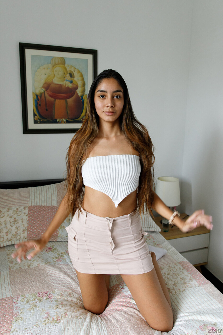 Paulette Donceles exhibe ses seins bronzés et son gros cul