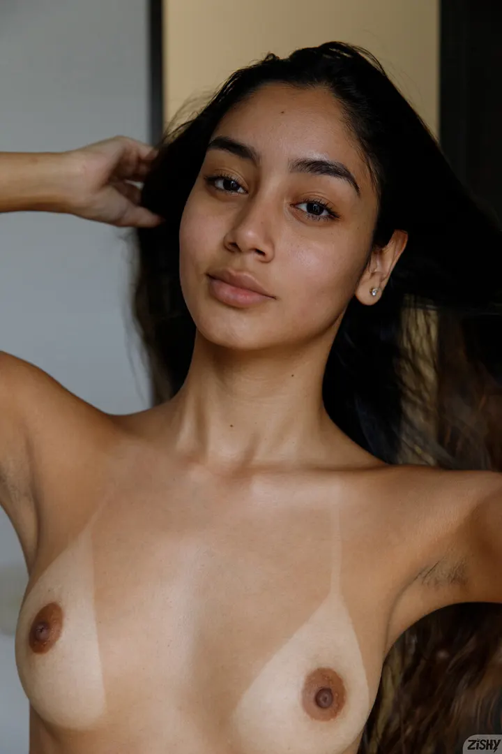 Paulette Donceles Exibe Seios Bronzeados e Bunda Grande 7