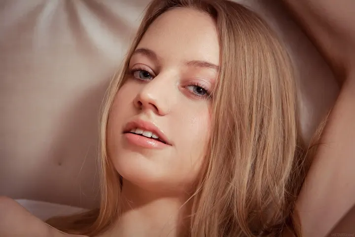 Kimberly Kace Adolescente Mince Nue Lit Solo 11